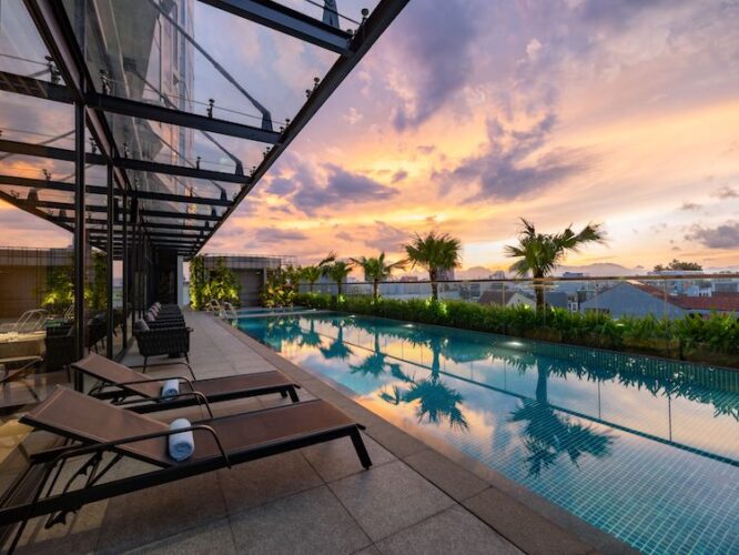 Crowne-Plaza-Danang-City-Centre_Swimming-Pool.jpg